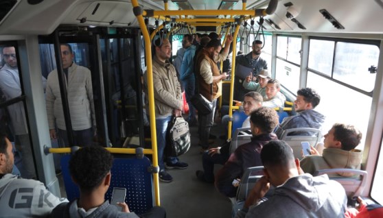 جانب من إقبال المواطنين على الأتوبيس الترددي