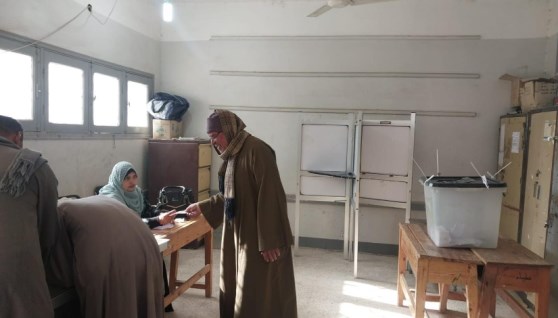 توافد المواطنين للاقتراع بلجان مركز دار السلام محافظة سوهاج 