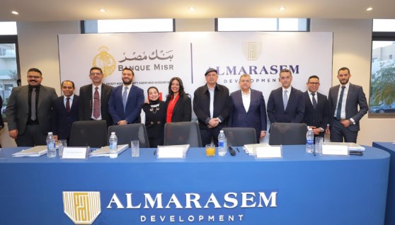 جانب من توقيع عقد التمويل