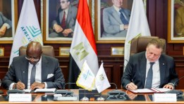 جانب من التوقيع