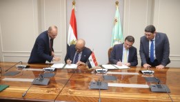 جانب من التوقيع