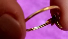 سلك معدني داخل خاتم ذهب