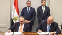 جانب من التوقيع