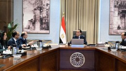 رئيس الوزراء خلال لقائه مع رئيس هيئة الدواء المصرية