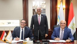 جانب من توقيع عقود المشروعات