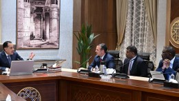 رئيس الوزراء خلال لقائه مع رئيس قسم الأصول الأساسية والبلدان الناشئة في شركة "شيفرون"