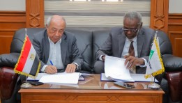 جانب من توقيع البروتوكول 