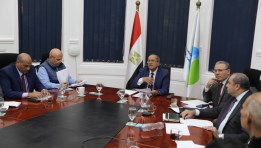 رئيس القابضة للمياه خلال اجتماعه مع نواب رئيس الشركة