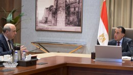 رئيس الوزراء خلال لقاءه وزير الطيران المدني