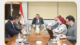 وزير الإسكان يتابع مع "الشركة الوطنية الطرق"