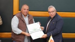 تسليم شهادة الهرم الأخضر لشركة خدمات لوجيستية