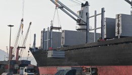 تصدير أول شحنة من الفحم البترولي المكلسن