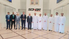 الفريق كامل الوزير يزور ميناء صحار