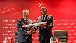 جانب من التوقيع