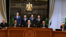 خلال توقيع العقود 