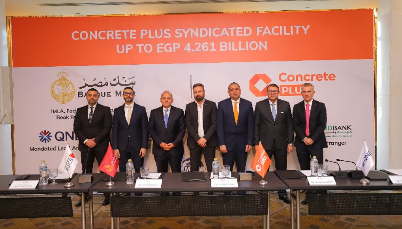 جانب من التوقيع 