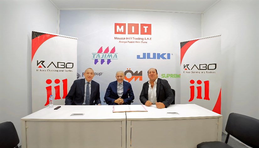 جانب من التوقيع