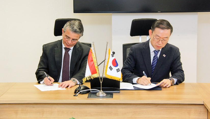 جانب من التوقيع