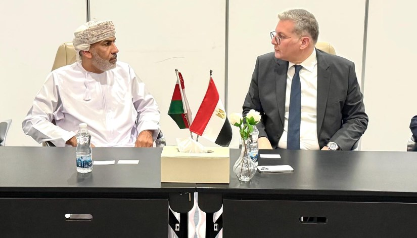 وزير البترول خلال المباحثات مع شركة أوتكو العمانية