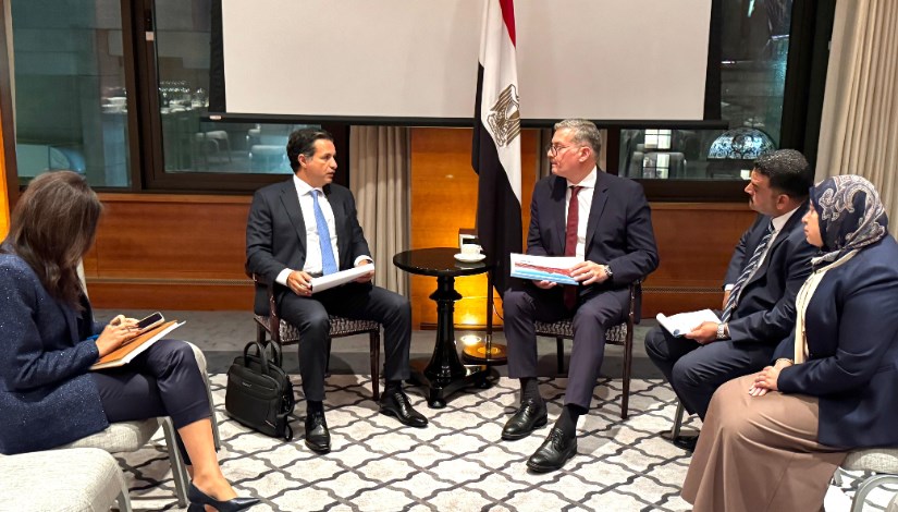 وزير البترول خلال مباحثاته من لندن