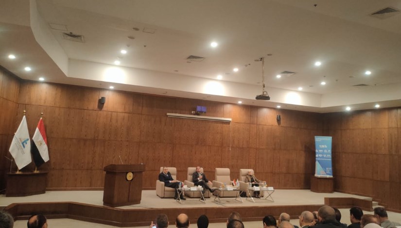 جانب من لقاء وزير المالية مع رئيس اتحاد الغرف التجارية