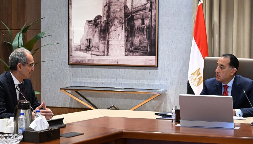 رئيس الوزراء خلال اجتماعه مع وزير الاتصالات