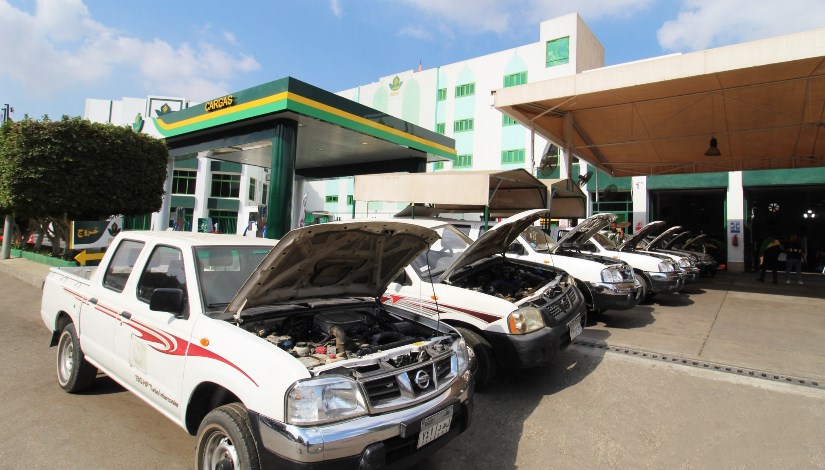جانب من تحويل سيارات الديزل التابعة لشركة التعاون للبترول للعمل بالغاز