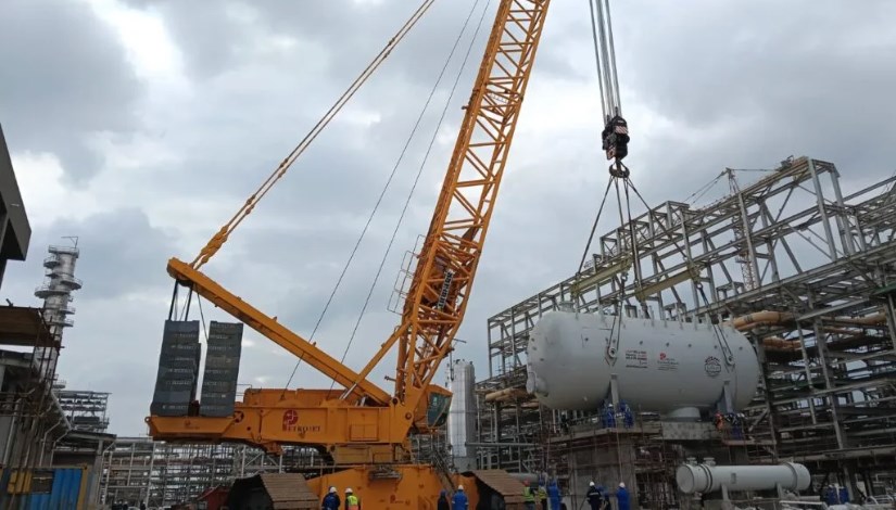 الجهاز الضخم بوزن 350 طنًا الذي تم رفعه باستخدام “الونش العملاق” بحمولة 1200 طن التابع لشركة بتروجت 