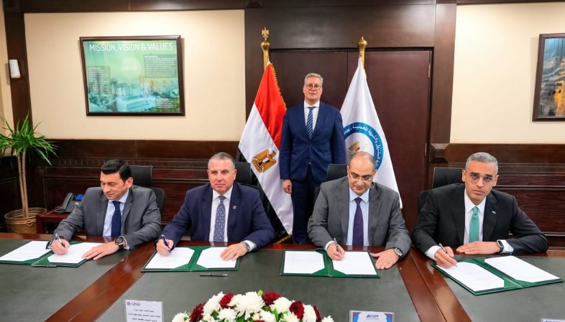 جانب من التوقيع على المشروع