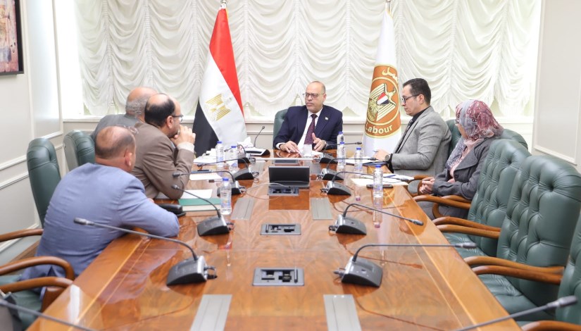 وزير العمل خلال الاجتماع 