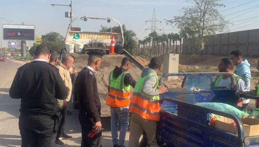 رفع إشغالات الباعة الجائلين بمخرج طريق زويل