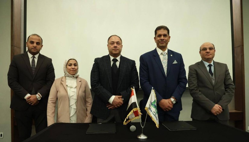 جانب من التوقيع