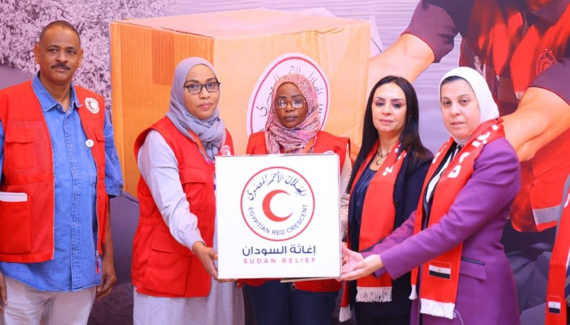 جانب من قافلة المساعدات الانسانية من مقر الهلال الاحمر المصرى