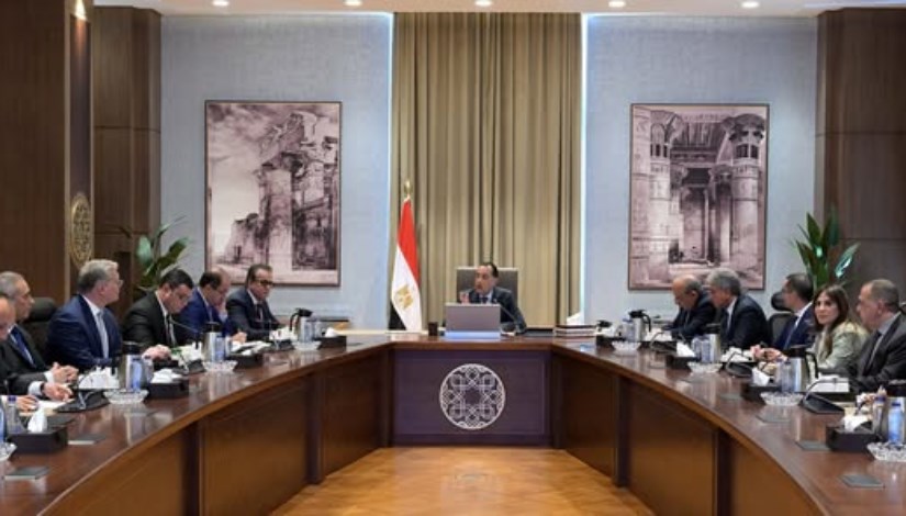 رئيس الوزراء خلال اجتماعه اليوم