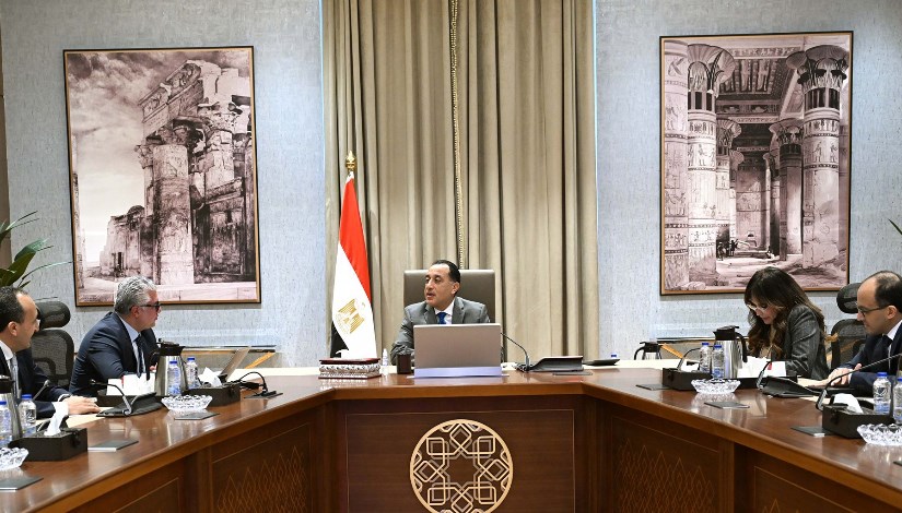 رئيس الوزراء خلال اجتماعه مع رئيس الهيئة العامة للمنطقة الاقتصادية لقناة السويس
