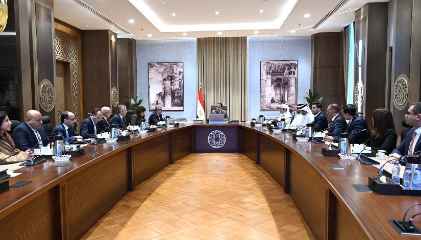 رئيس الوزراء خلال اجتماعه مع الرئيس التنفيذي لشركة "المانع" القابضة القطرية