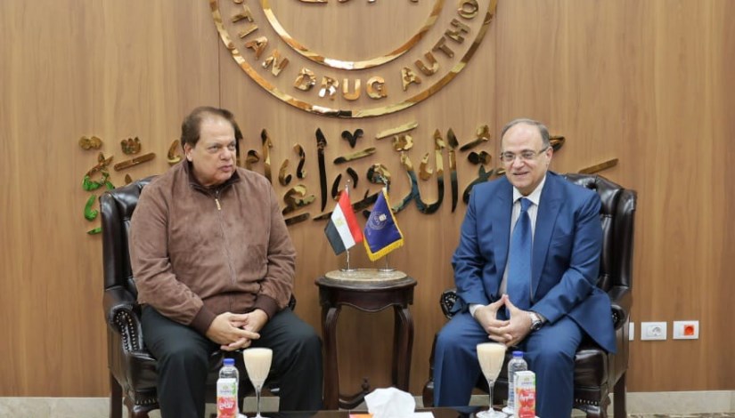رئيس هيئة الدواء خلال اجتماعه مع محمد أبو العينين