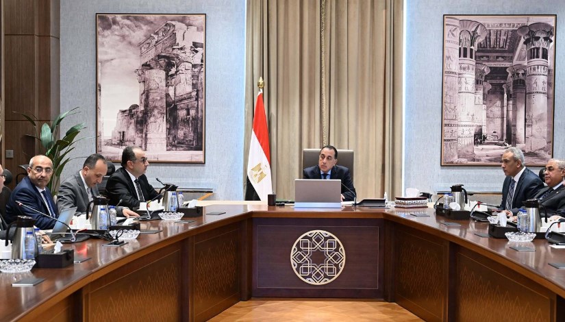 جانب من اجتماع رئيس الوزراء 