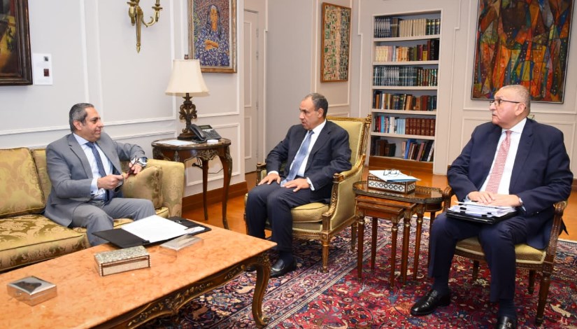 وزير الخارجية خلال لقاءه مع المهندس خالد عباس