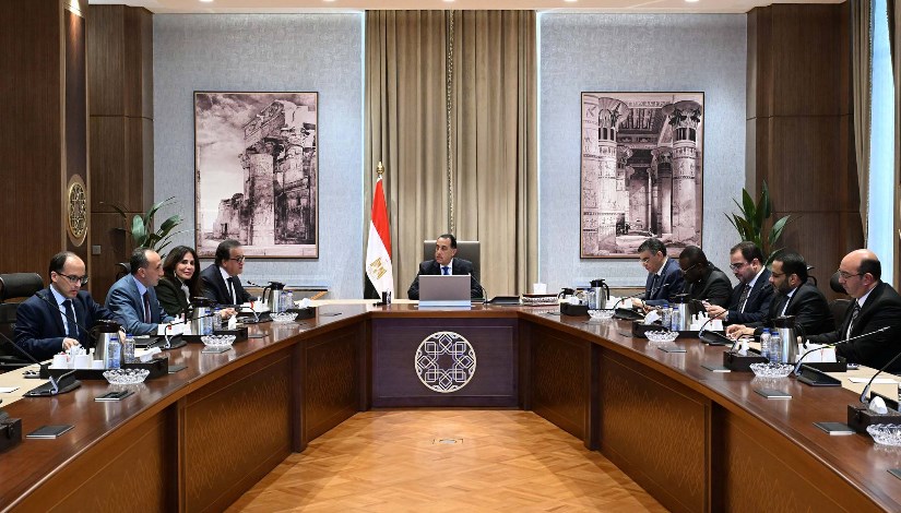 رئيس مجلس الوزراء خلال اجتماعه
