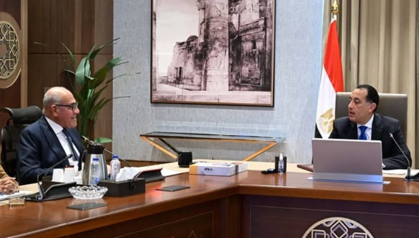 رئيس مجلس الوزراء خلال اجتماعه مع رئيس مجلس إدارة الهيئة العربية للتصنيع