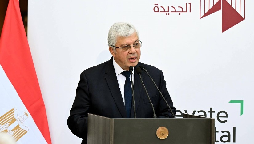 وزير التعليم العالي خلال افتتاح مستشفى جامعة الجيزة الجديدة