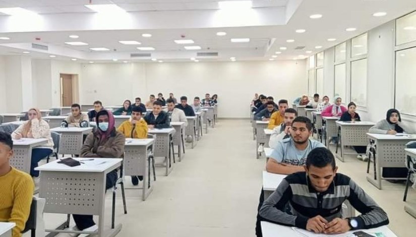 طلاب بالجامعات