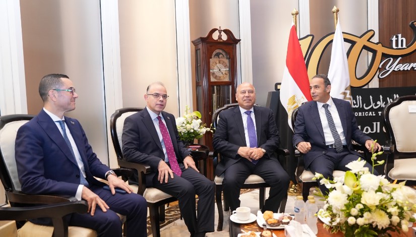 جانب من افتتاح جلسة التداول بالبورصة