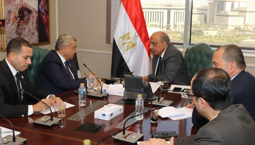 وزير الكهرباء يلتقي بأعضاء لجنة الطاقة في مجلس الشيوخ