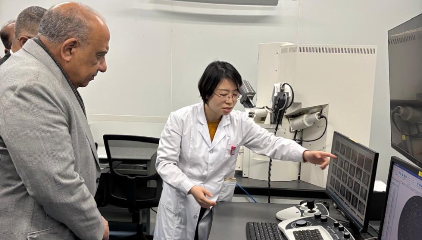 وزير الكهرباء محمود عصمت خلال زيارته إلى الصين