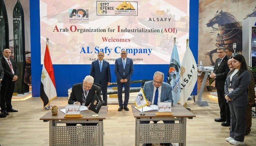 جانب من التوقيع