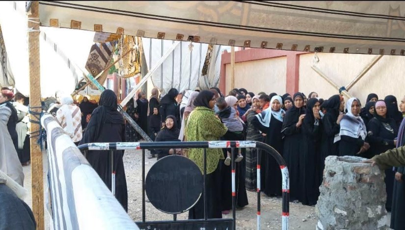 اللجان الانتخابية بمدرسة الشهيد محمد محمود الابتدائية بقرية الدير 