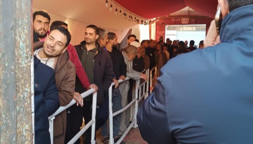 الشباب أمام مدرسة متعب هرجس بدائرة الحسنة في شمال سيناء 