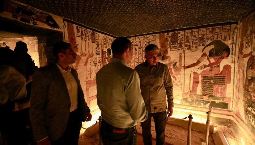 وزير السياحة والآثار خلال الزيارة 